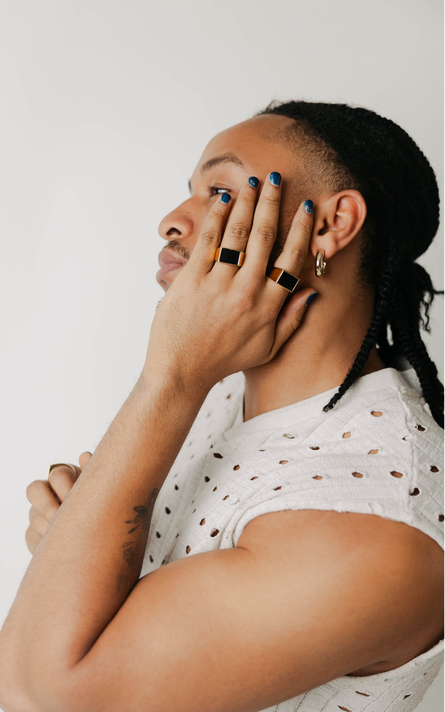 middle-finger-mens-womens-unisex-black-onyx-signet-ring-gold-modern-bold-statement