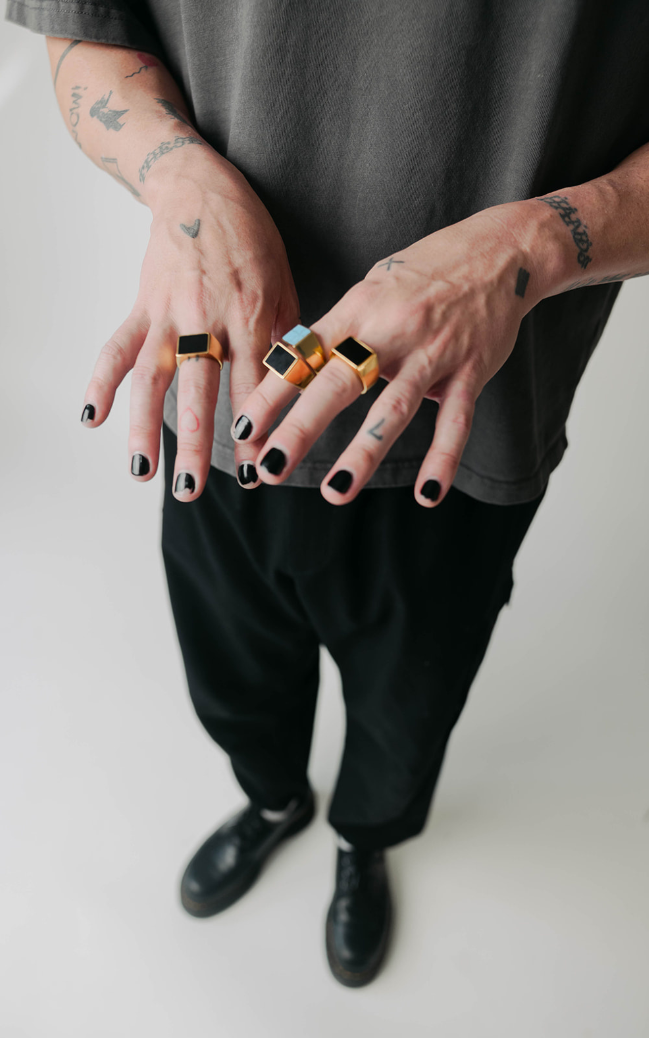 middle-finger-mens-womens-unisex-black-onyx-signet-ring-gold-modern-clean-jewelry