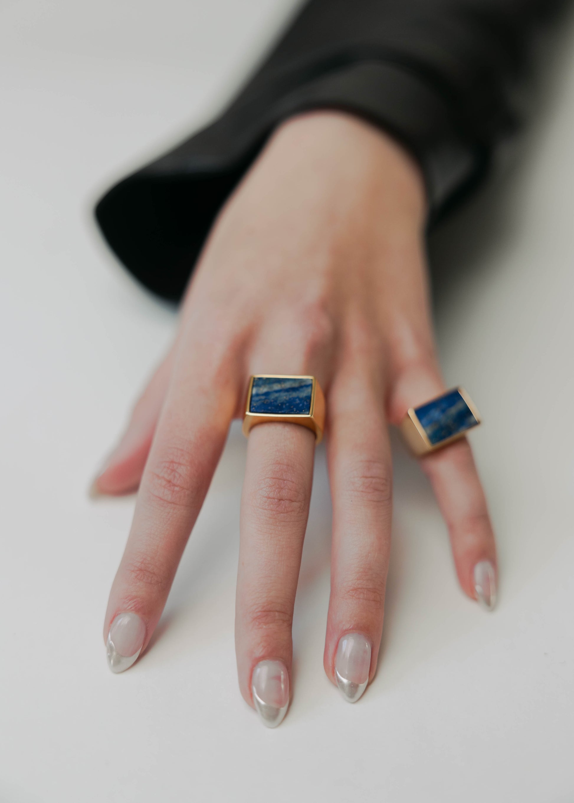 middle-finger-mens-womens-unisex-lapis-lazuli-signet-ring-gold-modern-jewelry