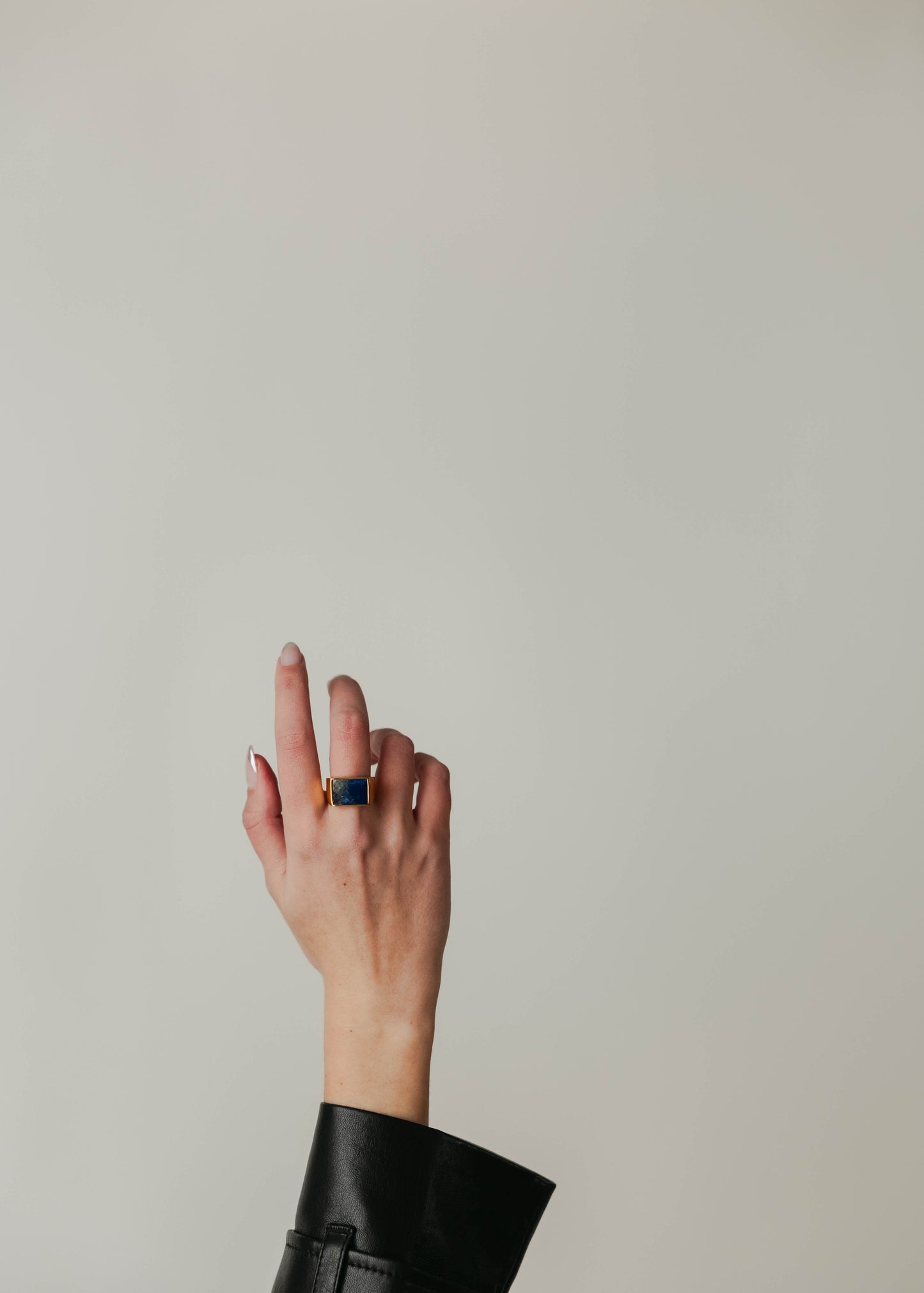 middle-finger-mens-womens-unisex-lapis-lazuli-signet-ring-gold-modern-jewelry