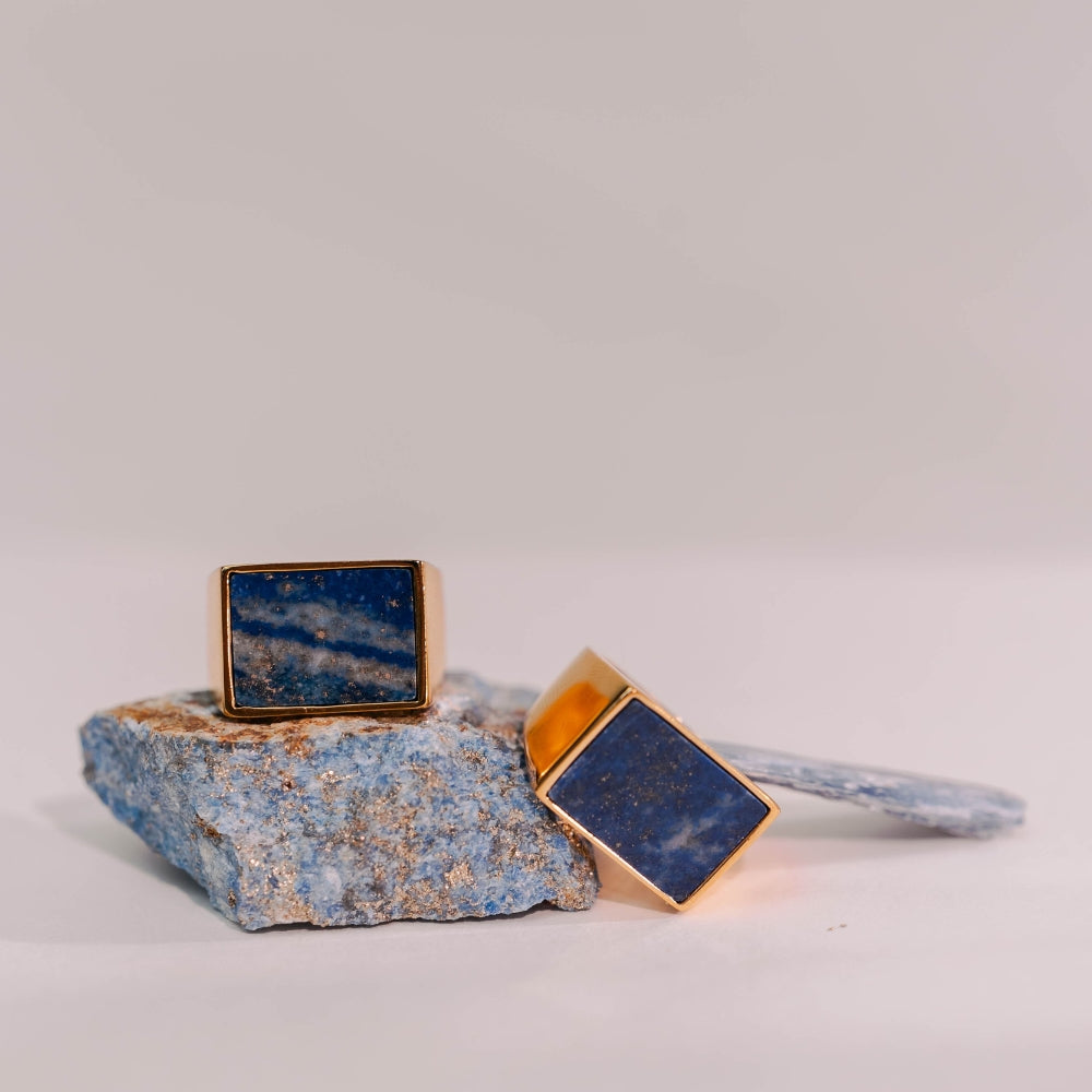 middle-finger-mens-womens-unisex-lapis-lazuli-signet-ring-gold-modern-jewelry